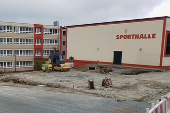 Wie steht es um die Schönecker Finanzen? - Der Bau der Turnhalle am Schulstandort in Schöneck kostet mehr als geplant. Die Mehrkosten muss die Stadt in den Griff bekommen - bei sinkenden Einnahmen.