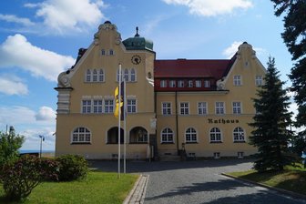 Wie steht es ums Geld? Darum muss ein Stadtrat im Vogtland nochmal ran - Im Schönecker Rathaus tagt am Montag ab 18.30 Uhr der Stadtrat.