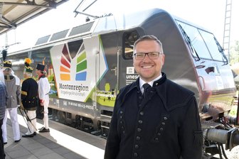 Wie Steve Ittershagen aus Freiberg zur erneuten Kandidatur für den Landtag steht - Steve Ittershagen bei der Übergabe einer Lokomotive mit Montanregion-Welterbe-Motiv am Bahnhof Freiberg. Seit Sommer 2021 ist der Zuger Geschäftsführer des Welterbevereins.