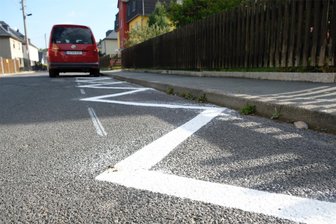 Wie Straßenmarkierungen in Adorf länger halten sollen - Straßenmarkierungen (Symbolfoto) sind für Verkehrsteilnehmer wichtig. Adorf gibt dafür 14.500 Euro aus.