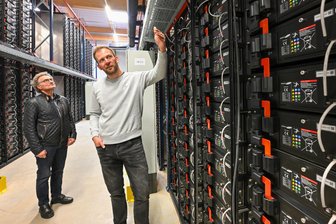 Wie Stromspeicher Chemnitz vor dem Blackout bewahren - Eins-Gruppenleiter René Kahle (rechts) gewährte einen seltenen Einblick in den Batteriespeicher an der Blankenburgstraße.