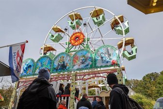 Wie sturmerprobt ist das Riesenrad auf der Gersdorfer Kirmes? - Die offenen Gondeln des Riesenrades garantieren volles Fahrvergnügen. Auch der etwas straffere Winde konnte dem Fahrgeschäft am Wochenende nichts anhaben.