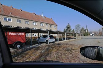 Wie Sturmschäden in Oberwiera  zum Nulltarif beseitigt werden - Die Dächer im Bereich der Stellplätze an der Hauptstraße 19 in Oberwiera erhalten eine Frischekur. 