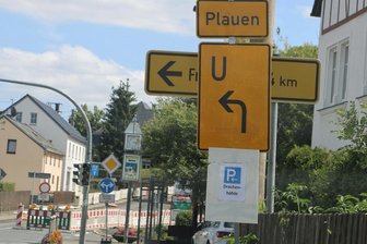 Wie Syrau die Vollsperrung der Bundesstraße 282 meistert - Die Drachenhöhle in Syrau ist erreichbar. Die Mitarbeiter haben selbst ein Hinweisschild angebracht, damit die Besucher den Weg finden.