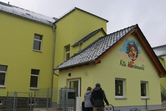 Wie Syrau vor der Kindertagesstätte und Turnhalle für mehr Verkehrssicherheit sorgen will - Die Kita in Syrau. Verkehrsberuhigung im Umfeld soll für mehr Sicherheit sorgen.