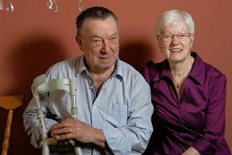 Wie Teilrente am Ende mehr Geld bringt - Petra Keller pflegt ihren Mann Reinhard zu Hause in Dresden, der nach einem Herzinfarkt und verschiedenen Operationen Pflegegrad 4 hat. 