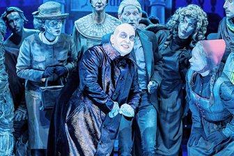 Wie Tenor Marcus Sandmann zu Uncle Fester wird - Marcus Sandmann in seiner Rolle als Uncle Fester (Mitte) auf der Bühne.
