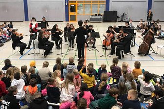 Wie Tiere klingen: In Flöha gastiert ein Sinfonieorchester in der Grundschulturnhalle - So sieht es aus, wenn die Neue Philharmonie Berlin eine Grundschulturnhalle zum Konzertsaal macht.