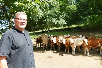 Wie Tiere mit der Hitze zurechtkommen - Heiß begehrt sind zurzeit Plätze im Schatten. Kay Weißbach von der Bauernland Agrar AG Großolbersdorf prüft, ob noch genügend Wasser für die Tiere vorhanden ist. 
