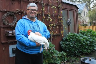 Wie Tierhalter im Vogtland für bedrohte Zwerg-Sachsenhühner kämpfen: „Das ist sensationell“ - Matthias Knoll mit einem Hahn der seltenen Zwerg-Sachsenhühner.
