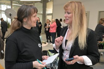 Wie Tinder für die Wirtschaft: Wenn es im Erzgebirge zwischen Kreativen und Unternehmern funkt - Sabine Siems von Cookiefilm (links) und Unternehmensberaterin Sarah Scharschmidt aus Annaberg-Buchholz sind Beraterinnen in dem Projekt.