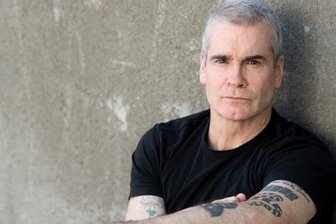 Wie Torsten Sträter im Punkrock-Zaubertrank - Die rasende Vorstellung des Henry Rollins' - US-Künstler Henry Rollins ist aktuell mit seiner Vortragsperformance "Good To See You" auf Welttournee und war jetzt auch im Leipziger Felsenkeller zu erleben.