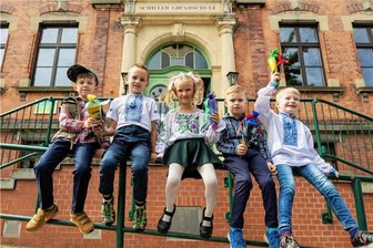 Wie ukrainische Erstklässler ihren Schulanfang im Vogtland erleben - Petro Hryhoriev, Yaroslav Cheberiak, Karolina Levytska, Kirill Bilozor und Mihailo Aponkin beginnen ihr Schülerleben in Deutschland. Zum Schulanfang werden sie sich festlich nach ukrainischer Art kleiden: Karolina hat große Schleifen im Haar, Yaroslav und Mihailo tragen Wyshywankas.