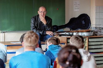 Wie umgehen mit Extremismus? Bürgerrechtler berät Plauener Schüler - Stephan Krawczyk gibt den Schülern der Rückertschule Hilfestellungen, wie sie mit extremistischem Gedankengut umgehen können.