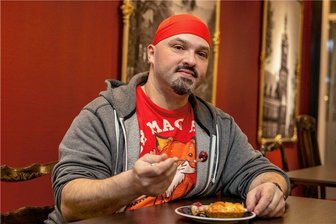 Wie und warum der Vogtland-Weihnachtsmann abspeckt - Lars Kießling will sich auch mal etwas Leckere gönnen, ein Stück Obstkuchen zum Beispiel. Kalorien zählt der auch als Vorleser bekannte Falkensteiner nicht. "Ich weiß inzwischen, was gut für mich ist und esse intuitiv", sagt er.