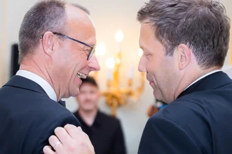 Wie Union und SPD ganz fix an 800 Milliarden Euro kommen wollen - Suchen einen Weg, um rasch mehr in Verteidigung und Infrastruktur investieren zu können: der wohl bald neue Bundeskanzler Friedrich Merz (links) und sein möglicher Koalitionspartner, SPD-Chef Lars Klingbeil.
