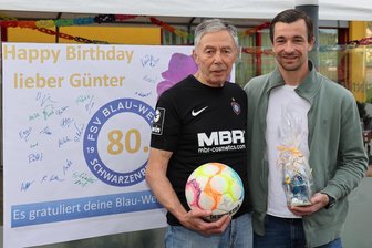 Wie Veilchenkeeper Martin Männel ein Schwarzenberger Urgestein verblüfft - Günter Buczek traute seinen Augen kaum: Bei seiner Fete zum 80. Geburtstag tauchte plötzlich Veilchenkeeper Martin Männel als Gratulant auf und schenkte ihm obendrein ein signiertes Trikot.