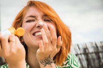 Wie vermeide ich, dass meine Sonnenmilch der Umwelt schadet? - Sonnencreme ist nicht gleich Sonnencreme: Es gibt eine Vielzahl an UV-Filtern, von denen einige im Verdacht stehen, der Umwelt zu schaden. 