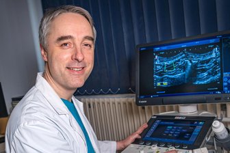 Wie viel Alkohol verträgt die Leber? Chefarzt am Erzgebirgsklinikum gibt klare Antworten - Chefarzt Nils Wohmann an einem Ultraschallgerät.