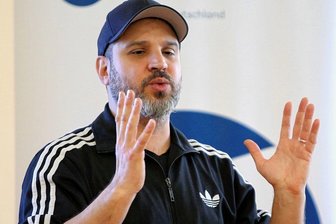 Wie viel Antisemitismus steckt in den Köpfen? Rapper sensibilisiert Jugendliche im Erzgebirge - Ben Salomo kämpft gegen Antisemitismus und jede Form von Diskriminierung. Mit großen Gesten, deutlichen Worten und lauter Stimme war er im Annaberger Landkreisgymnasiums zu erleben.