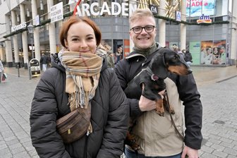 Wie viel die Westsachsen für Geschenke ausgeben: Von „gar nichts“ bis mehr als 500 Euro - Nadine Thoß und Walter Thalmann halten in diesem Jahr die Ausgaben für Geschenke klein. Die Zwickauer sind am Samstag in eine neue Wohnung in Pölbitz gezogen.