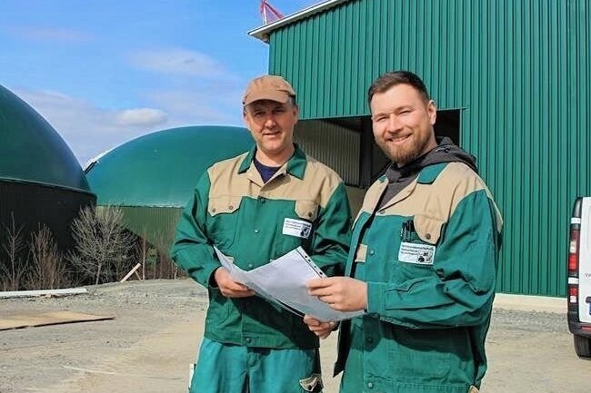 Steffen Clausing und Alexander Bodenschatz (von links) sind als Anlagenfahrer für die Biogasanlage zuständig. Gerade entsteht in der Halle im Hintergrund eine neue Gülleaufbereitung, die ebenfalls in den Zuständigkeitsbereich der zwei Mitarbeiter fallen wird.