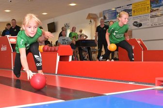 Wie viel Glück spielt beim Kegeln eine Rolle? In Bernsbach misst sich der Nachwuchs beim Sommerturnier - Die neunjährigen Zwillinge Anna (l.) und Laura Korb aus Bernsbach kegeln seit zwei Jahren in den Reihen des SV Saxonia und machen auf der Bahn schon eine gute Figur.