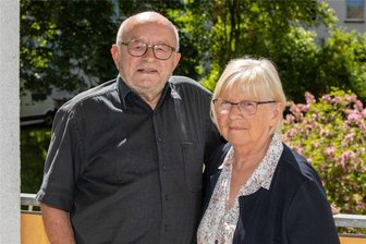 Wie viel gutes Hören steht Kassenpatienten zu? Krankenkasse verweigert Plauenerin einen Hörgerät-Allrounder - Harald und Sibylle Reichardt sind kulturell interessiert und viel auf Achse. Mit einem guten Hörgerät kann jetzt auch die Plauenerin wieder Musik genießen. Ihre Krankenkasse übernahm jedoch nur die Mindestkosten für ein Kassenmodell, das weitgehend gleichwertig sein soll. Die Nutzerin empfand das jedoch deutlich anders.