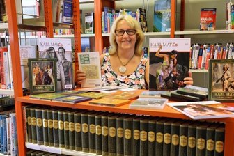 Wie viel Karl May steckt in seiner Stadt? - In der Stadtbibliothek von Hohenstein-Ernstthal hat man die Gesamtausgabe von Karl May im Angebot. Für Mitarbeiterin Sabine Scherm ist das quasi eine Frage der Ehre. Immerhin ist der Schriftsteller in der Stadt geboren. Besonders groß ist das Interesse der Bibliotheksnutzer an den Werken freilich nicht.