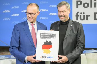 Wie viel Merkel steckt in Merz? - Stellten das gemeinsame Wahlprogramm von CDU und CSU vor: CDU-Chef und Kanzlerkandidat Friedrich Merz mit CSU-Chef und Ministerpräsident Markus Söder. Foto: Uwe Koch/imago