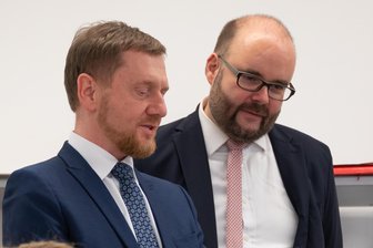 Wie viel Reform kann Kretschmer? Arbeitgeber-Allianz vor Kabinettsklausur in Staatskanzlei - Stehen vor für Sachsen wichtigen Tagen: Ministerpräsident Michael Kretschmer (CDU; l.), Finanzminister Christian Piwarz und die anderen Kabinettsmitglieder treffen sich ab Sonntag für drei Tage in der Staatskanzlei, um Entscheidungen zu Reformen und zu Eckpunkten des nächsten Landeshaushalts zu treffen.
