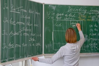 Wie viel Unterricht an jeder Schule ausfällt und was der Kultusminister Sachsens Lehrern ab nächstem Schuljahr zumuten will - Mutet Sachsen den älteren Lehrkräften zu viel zu?