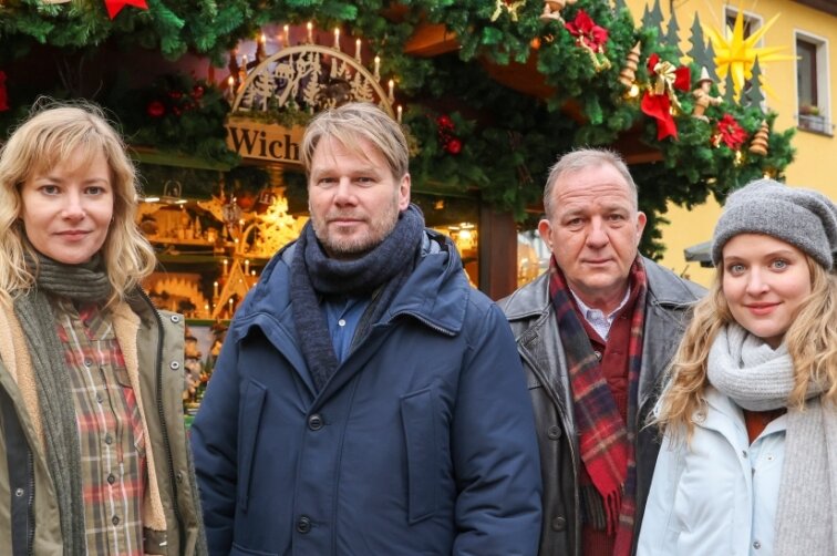 Wie viel Vogtland im Erzgebirgskrimi steckt - Die Schauspieler Teresa Weißbach, Kai Scheve, Uwe Preuss und Lara Mandoki (von links) auf dem extra für die Dreharbeiten zum Erzgebirgskrimi in Schwarzenberg aufgebauten Weihnachtsmarkt.  