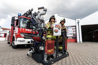 Wie viel wiegt eine Feuerwehrfrau? Burgstädter Kameraden wollen mit einem Gewinnspiel die Schwerstarbeit der Einsatzkräfte verdeutlichen - Aileen Radzanowski (links) und René Brandt von der Burgstädter Freiwilligen Feuerwehr stehen im Korb einer Drehleiter.
