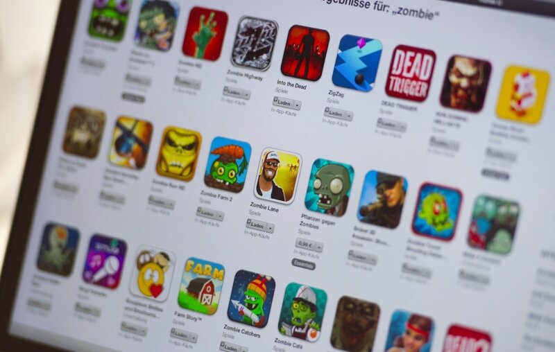 Wie viele Apps braucht man? - Diese Zombie-App hat es zum Verkaufsschlager gebracht: "Pflanzen gegen Zombies" (mittlere Reihe, viertes Bild von rechts) gilt als Spiele-Klassiker auf dem iPhone. Doch solche Download-Erfolge sind eher die Ausnahme als die Regel.