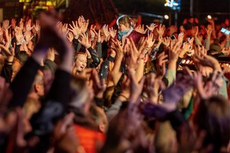 Wie viele Menschen das Vogtland bis 2040 verlieren könnte - Viele Menschen beim Osterfeuer in Plauen 2024: Der Anblick macht Mut, aber in der Realität verliert das Vogtland immer noch an Bevölkerung. Fast 36.000 Menschen weniger werden es im Jahr 2040 sein, prognostiziert die Bertelsmann-Stiftung.