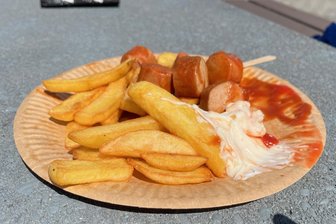 Wie viele Tonnen Pommes essen die Chemnitzer im Freibad? - Currywurst mit Pommes im Freibad Gablenz. Die Klassiker sind in Chemnitz noch immer die mit Abstand beliebtesten Freibad-Speisen.