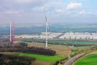 Wie viele Windräder in Sachsen 2022 neu dazu gekommen sind - Sie sind wegen ihrer Höhe weithin sichtbar: Sachsens höchste Windräder in Mosel bei Zwickau sind seit Juli im Betrieb.