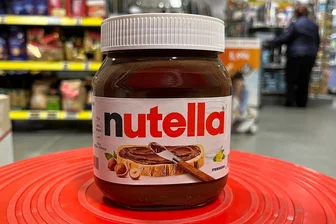 Wie viele Würfel Zucker stecken in einem kleinen Glas Nutella? Antwort gab es bei einem Quiz im Zwickauer Gesundheitsamt - Na, raten Sie mal? Wie viele Stück Würfelzucker befinden sich rein rechnerisch in diesem 400-Gramm-Nutella-Glas?