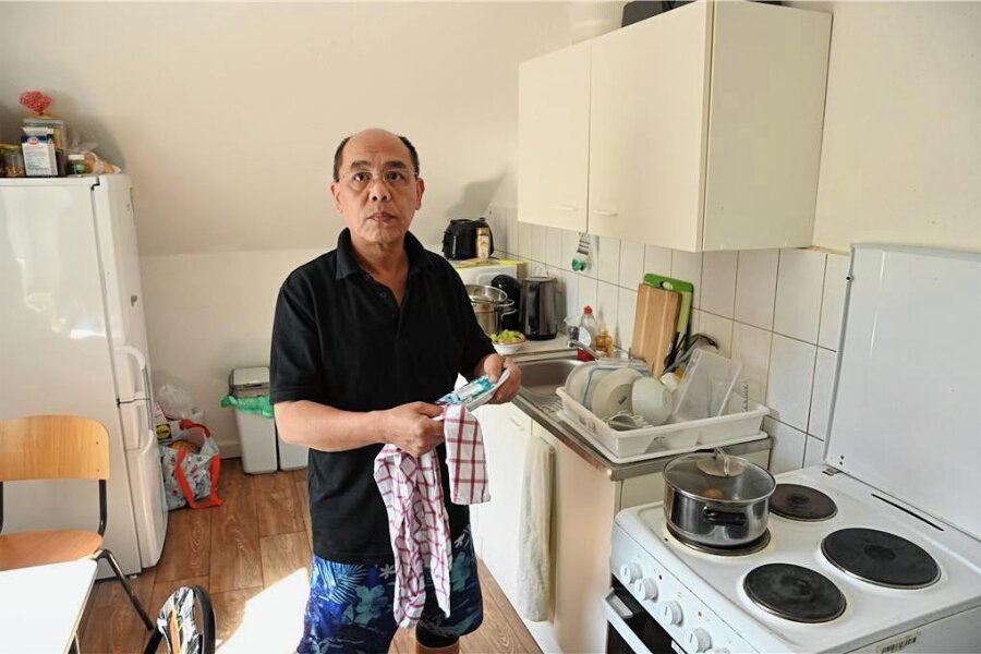 Wie vietnamesische Medien den Fall Pham sehen - Pham Phi Son in seiner Wohnung, die ihm die Stadt Chemnitz zur Verfügung gestellt hat. Der 65-Jährige und seine Familien sind aktuell nur geduldet. Die Stadt hatte es zuletzt abgelehnt, ihm einen Aufenthaltstitel auszustellen. Die Hoffnung seiner Unterstützer ruht mal wieder auf der sächsischen Härtefallkommission. 