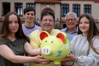Wie Vogtländer geflüchtete Ukrainer in den Unterkarpaten unterstützen - Übergabe des Sparschweins mit 850 Euro Spendengeld. Der Schülerrat mit Judith Biedermann, Timo Schneider, Kim Böttger und Nadine Leistner (von links) mit Christian Ehrler vom Hilfsverein (Dritter von links) sowie dem stellvertretenden Schulleiter Joachim Oelschlägel.