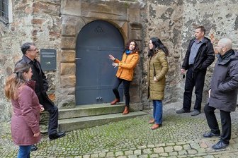 Wie Vogtlandpioniere künftig mit Mais- oder Kartoffelstärke Metall schützen wollen - Ein mögliches Beschichtungsobjekt: die Tür zum Wendelstein der Burg Mylau. Im Bild von links Tina Tölke (Innovent), Uwe Vetter (Fissek), Nadine Holesch (Museum Burg Mylau), Sara Grasnick (Lackierzentrum Reichenbach), Mike Finkenwirth (Fissek) und Benjamin Scherer (Innovent). 