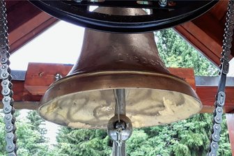 Wie vor 20 Jahren die Friedhofshalle in Tellerhäuser ein Provisorium ablöste - Dauerleihgabe von Privatleuten: Diese Glocke auf der Aussegnungshalle des Friedhofs in Tellerhäuser wird dreimal täglich für drei Minuten automatisch geläutet. 