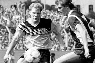 Der Dresdner Mittelfeldspieler Matthias Sammer (rrechts) im Zweikampf mit dem Bischofswerdaer Mittelfeldakteur Jörg Bär. Dynamo Dresden gewinnt am 19. August 1989 in Bischofswerda das DDR-Fußball-Oberligaspiel gegen Fortschritt Bischofswerda mit 1:0.