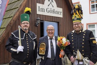 Wie vor 30 Jahren im Erzgebirge Bergbaugeschichte geschrieben wurde - Jens Uhlig ist im Beisein von Frank und Jörg Roch (links) von der Bergbrüderschaft Frohnau zum Ehrenbergmann ernannt worden.