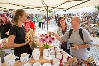 Wie vor 500 Jahren: Annaberg für ein Wochenende wieder Töpferstadt - Jaroslavá Lutovská (li.) aus der Tschechischen Republik ist das erste Mal auf dem Töpfermarkt vertreten gewesen. Die Stadt hatte sie tief beeindruckt. Zu ihren Kunden gehörten Katrin und Jörg Grimm aus Chemnitz.