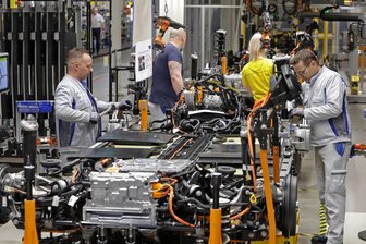 Wie VW im Werk Zwickau Geld sparen und die Produktivität steigern will: Teamsprecher sollen wieder ans Band - VW-Werker bei Montagearbeiten am Band im Zwickauer Werk. Die einzelnen Teams organisieren ihre Arbeit bisher eigenständig.
