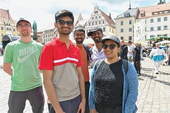 Wie war es auf dem Bergstadtfest in Freiberg? Besucher und Händler erzählen - Freuten sich auf das Feuerwerk am Abend: Lukas Domke, Divyesh Modi, Kedar Rajpathak, Retul Pillai und Rujuta Kulkarni (von links) schauten sich beim Bergstadtfest in Freiberg auch auf dem Obermarkt um.
