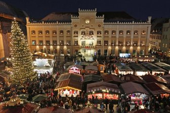 Wie Weihnachtsmärkte in Zeiten von Corona funktionieren sollen - Der Zwickauer Weihnachtsmarkt soll wie gewohnt auf dem Hauptmarkt stattfinden - allerdings mit ein paar Buden weniger als auf diesem Bild aus dem Jahr 2018. 