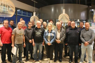 Wie Weischlitz seine Wanderwege in Schuss hält - Die Ehrenamtler mit Bürgermeister Steffen Raab (2. von links) und Kitty Fischer (Mitte) vom Globus-Markt.